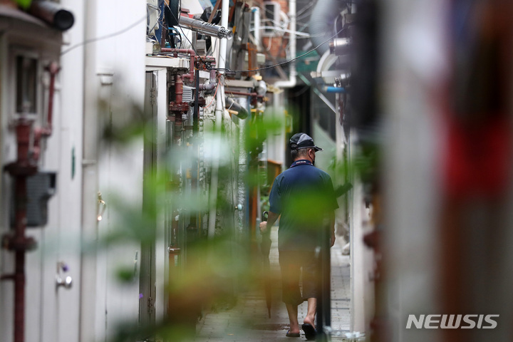 [서울=뉴시스] 백동현 기자 = 서울 종로구 돈의동 쪽방촌. 2022.06.29. livertrent@newsis.com