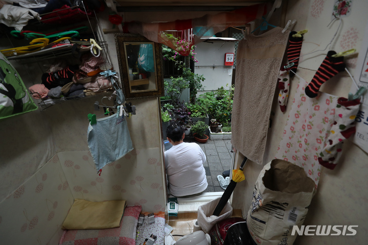 [서울=뉴시스] 백동현 기자 = 서울 종로구 돈의동 쪽방촌에서 한 주민이 더위를 피해 골목길에 나와 있다. (공동취재사진) photo@newsis.com