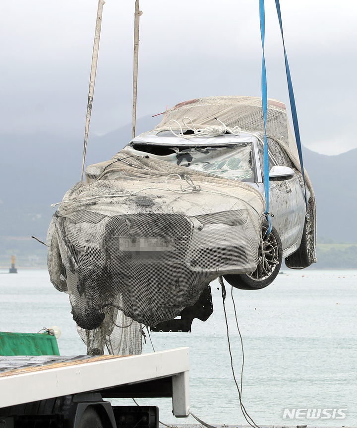 [완도=뉴시스] 류형근 기자 = 조유나양과 부모가 탑승했던 것으로 추정되는 승용차량이 한달여만에 바다에서 발견돼 인양된 가운데 29일 오후 전남 완도군 신지면 송곡항으로 옮겨지고 있다. 2022.06.29. hgryu77@newsis.com