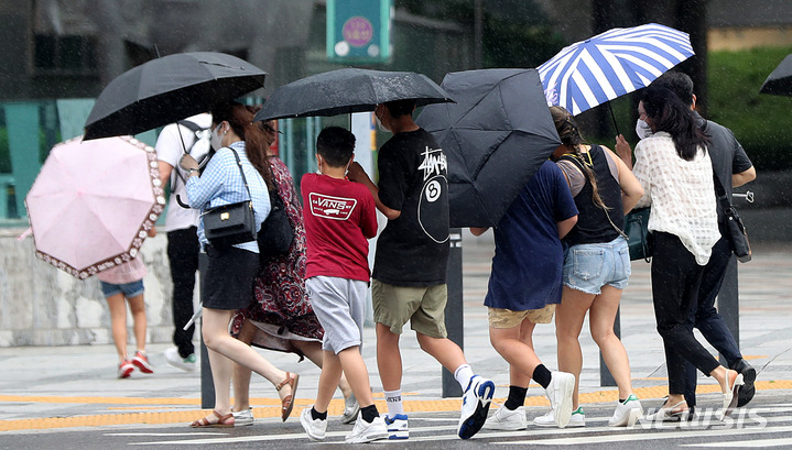 [서울=뉴시스] 추상철 기자 = 소강상태를 보이던 장맛비가 내린 29일 오후 서울 중구 세종대로 사거리에서 우산을 쓴 시민이 발걸음을 재촉하고 있다. 2022.06.29. scchoo@newsis.com