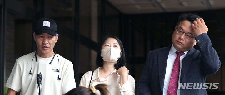 [서울=뉴시스] 김금보 기자 = 북한군에 의해 피살된 해양수산부 공무원 고(故) 이대준씨의 형 이래진씨, 고인의 부인 권영미씨, 김기윤 변호사가 지난달 29일 서울 서초구 서울중앙지검에서 고발인 조사를 앞두고 기자회견을 하고 있다. 2022.06.29. kgb@newsis.com