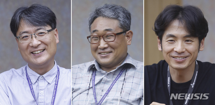 [대전=뉴시스] 최동준 기자 = 한국항공우주연구원 선병찬(가운데) 발사체비행성능팀장, 전영두(왼쪽) 발사체체계종합팀장, 박종연 발사체엔진팀 선임연구원이 1일 대전 유성구 한국항공우주연구원에서 뉴시스와 인터뷰를 하고 있다. 2022.07.01. photocdj@newsis.com