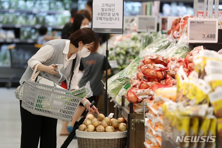 [서울=뉴시스] 백동현 기자 = 지난 29일 오후 서울 시내 한 대형마트에서 직장인 김모 씨가 장을 보고 있다. 연일 계속되는 고물가 상황에 부담을 느낀 김모 씨는 약 한 달 전부터 도시락을 준비해 직장에서 점심을 해결하기 시작했다. 2022.07.01. livertrent@newsis.com