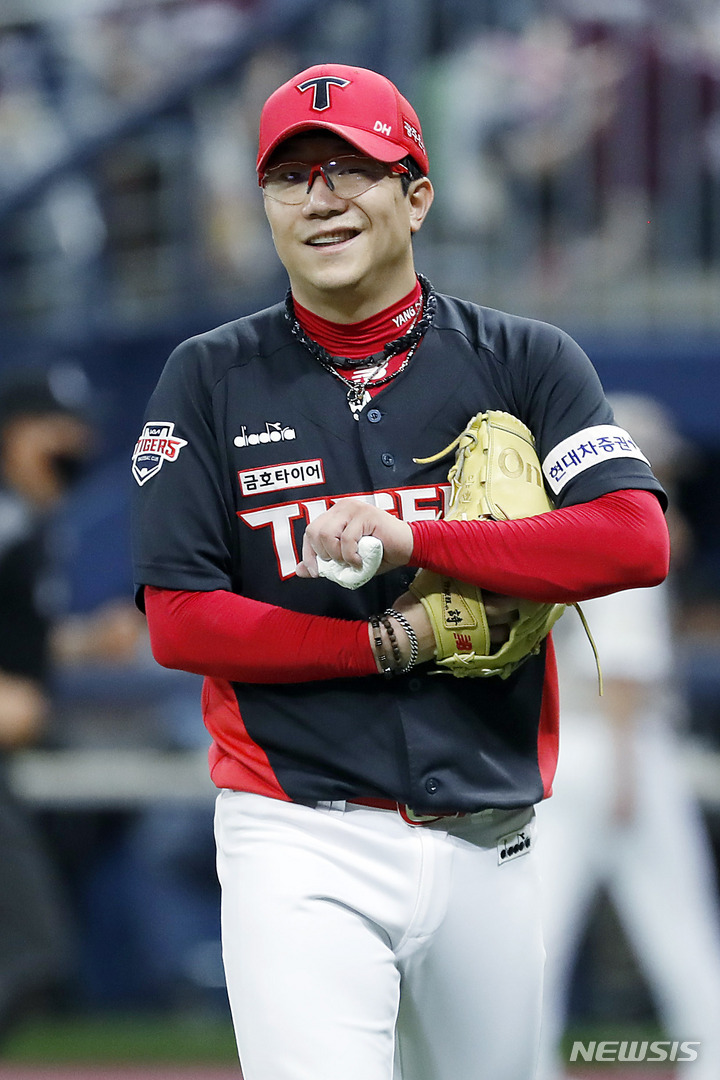 [서울=뉴시스] 최동준 기자 = 29일 서울 구로구 고척스카이돔에서 열린 2022 KBO 리그 키움 히어로즈 대 KIA 타이거즈의 경기, 5회말 1사 1루 상황 KIA 선발 양현종이 키움 김준완을 병살로 잡아낸 뒤 미소 짓고 있다. 2022.06.29. photocdj@newsis.com