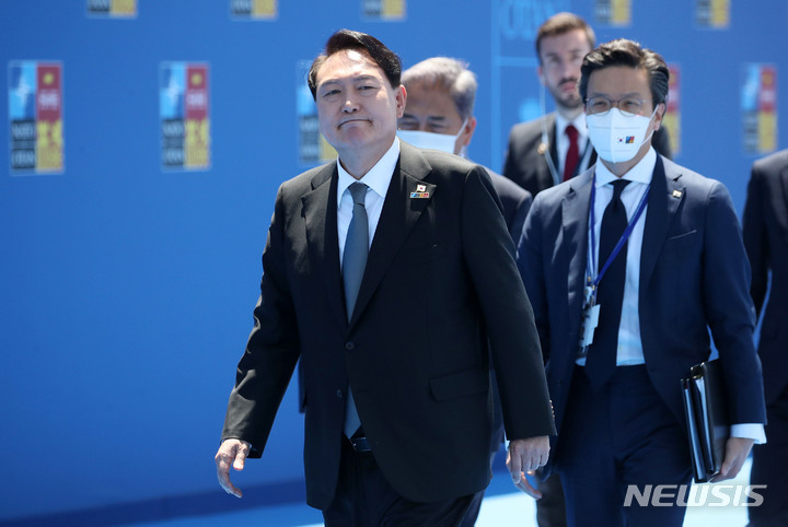 [마드리드=뉴시스] 전신 기자 = 윤석열 대통령이 29일(현지시간) 나토 동맹국-파트너국 정상회의가 열리는 마드리드 이페마(IFEMA)로 입장하고 있다. 2022.06.29. photo1006@newsis.com