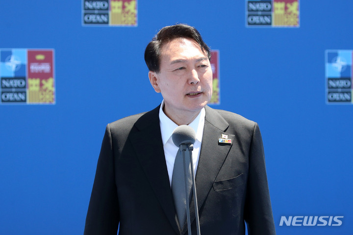 [마드리드=뉴시스] 전신 기자 = 윤석열 대통령이 29일(현지시간) 나토 동맹국-파트너국 정상회의가 열리는 마드리드 이페마(IFEMA)에 도착해 취재진 질문에 답하고 있다. 2022.06.29. photo1006@newsis.com