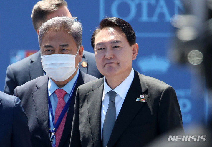 [마드리드=뉴시스] 전신 기자 = 윤석열 대통령이 29일(현지시간) 나토 동맹국-파트너국 정상회의가 열리는 마드리드 이페마(IFEMA)에 도착하고 있다. 2022.06.29. photo1006@newsis.com