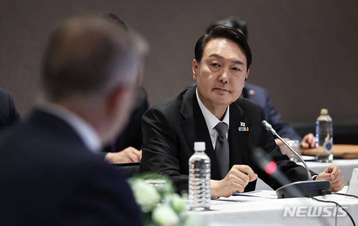 [마드리드=뉴시스] 전신 기자 = 윤석열 대통령이 29일(현지시간) 마드리드 매리어트 페리아 호텔에서 아태 파트너 4개국(한·일·호주·뉴질랜드) 정상 회동을 하고 있다. (사진=대통령실 제공) 2022.06.29. photo@newsis.com