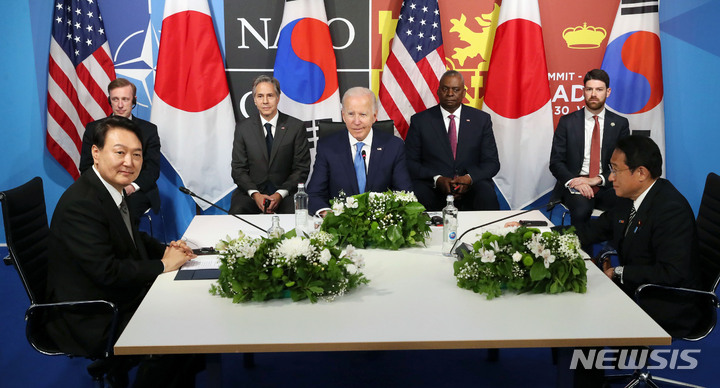 [마드리드=뉴시스] 윤석열 대통령이 29일(현지시간) 마드리드 이페마(IFEMA)에서 조 바이든 미국 대통령, 기시다 후미오 일본 총리와 한미일 정상회담을 하고 있다. 2022.06.29. photo1006@newsis.com