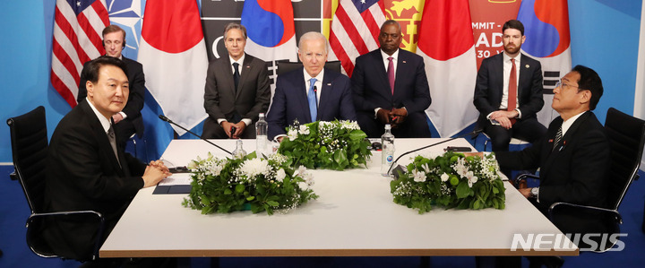 [마드리드=뉴시스] 전신 기자 = 윤석열 대통령이 29일(현지시간) 마드리드 이페마(IFEMA)에서 조 바이든 미국 대통령, 기시다 후미오 일본 총리와 한미일 정상회담을 하고 있다. 2022.06.29. photo1006@newsis.com