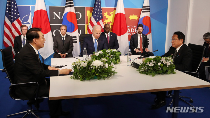 [마드리드=뉴시스] 전신 기자 = 윤석열 대통령이 29일(현지시간) 마드리드 이페마(IFEMA)에서 조 바이든 미국 대통령, 기시다 후미오 일본 총리와 한미일 정상회담을 하고 있다. 2022.06.29. photo1006@newsis.com