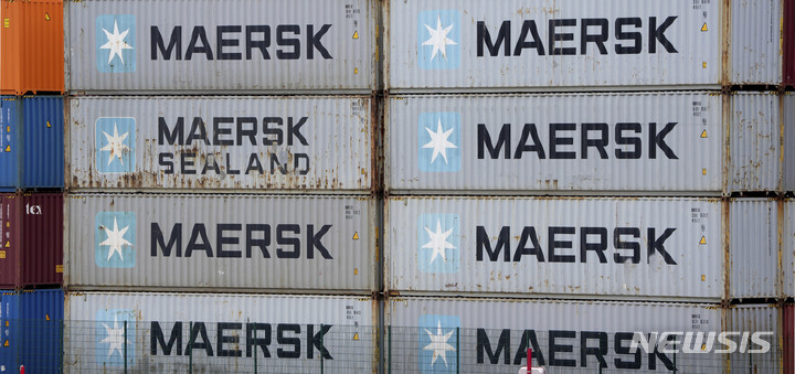 [베를린=AP/뉴시스] 지난 6월29일(현지시간) 덴마크 선사 머스크의 컨테이너가 독일 베를린 베스트하펜 항구로 들어오고 있다. 2022.06.29.