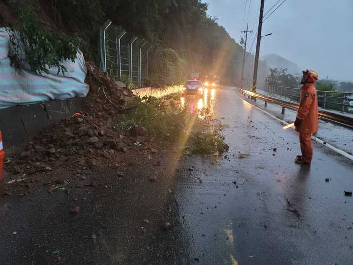 [춘천=뉴시스] 김경목 기자 = 30일 오전 소방관들이 강원 춘천시 서면 현암리 지방도에 토사가 쏟아져 안전 여부를 점검하고 있다. 호우주의보가 내려진 춘천에서 시간당 30㎜ 이상의 장대비가 쏟아져 작은 산사태가 발생한 것으로 보인다. (사진=강원도소방본부 제공) 2022.06.30. photo@newsis.com *재판매 및 DB 금지
