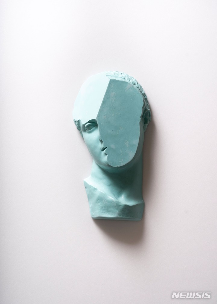 [서울=뉴시스]정득용 '벽걸이 부조' 그리스 마스크(r) : 레진, 17x10x33(h)cm, 2019&nbsp;&nbsp; 