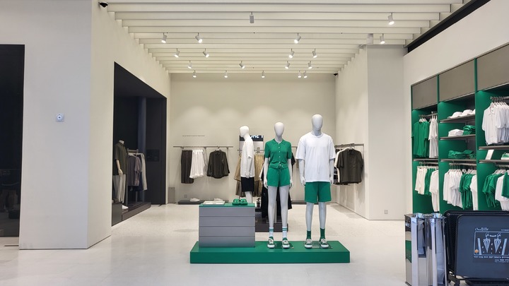 [서울=뉴시스] 박미선 기자 = 1층에 전시된 '아이리시 그린' 제품 *재판매 및 DB 금지