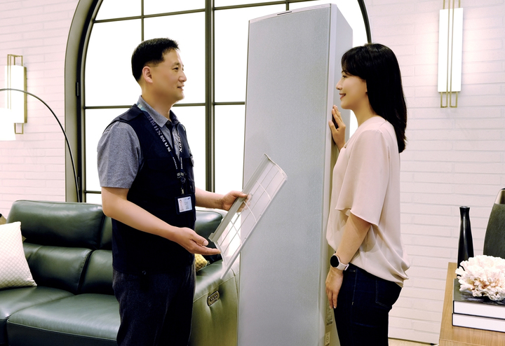 [서울=뉴시스] 삼성전자서비스 임직원이 에어컨 출장 서비스를 진행하는 모습. (사진=삼성전자서비스 제공) 2022.06.20. photo@newsis.com *재판매 및 DB 금지