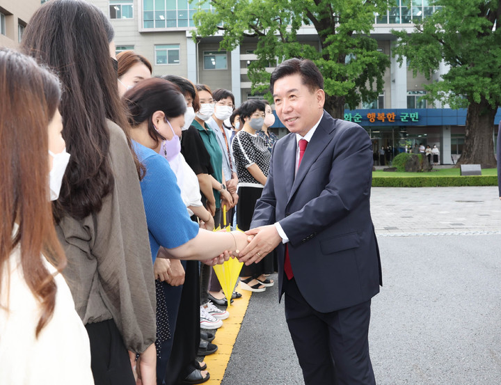 [광주=뉴시스] 구길용 기자 = 구충곤 화순군수는 30일 군청 대회의실에서 이임식을 갖고 군민과 공직자들에게 고마움을 전했다. (사진=화순군 제공). 2022.06.30. kykoo1@newsis.com *재판매 및 DB 금지