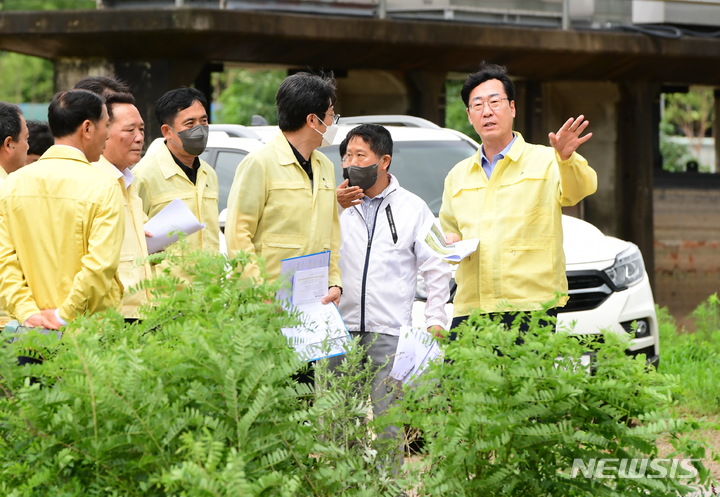 [화성=뉴시스] 정명근 화성시장 당선인이 집중호우로 피해를 당한 지역을 둘러보고 있다. (사진 = 화성시 제공)