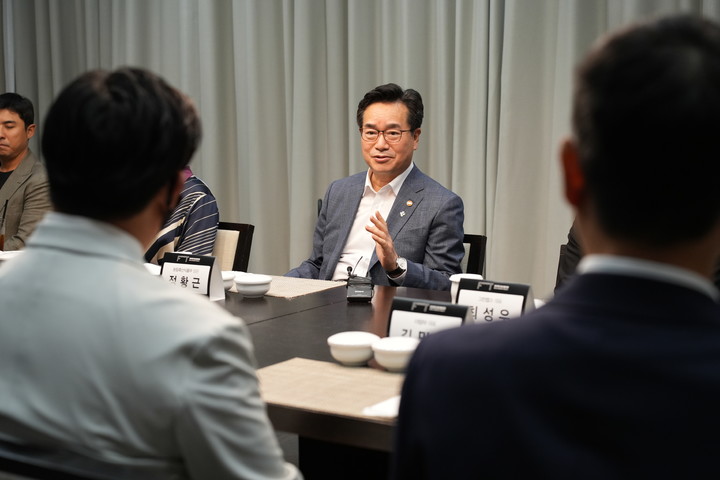 [세종=뉴시스] 정황근 농림축산식품부 장관이 30일 서울대 교수회관에서 식품기술 산업 발전 기업 간담회를 주재했다. (사진=농식품부 제공) *재판매 및 DB 금지