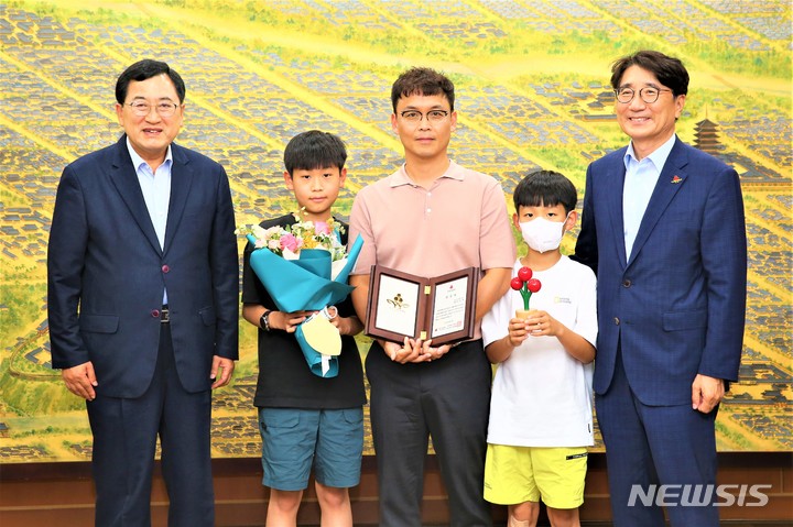 [경주=뉴시스] 이은희 기자= 경주 24호 아너소사이어티 김정하 회원과 가족들이 주낙영 경주시장, 전우헌 경북사회복지공동모금회장으로부터 인증패를 받고 있다. (사진=경주시 제공) 2022.6.30. photo@newsis.com