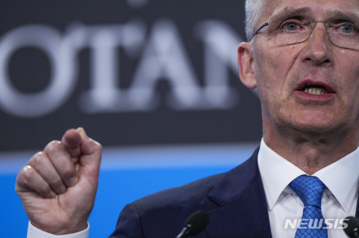 [마드리드=AP/뉴시스] 옌스 스톨텐베르그 북대서양조약기구(NATO·나토) 사무총장이 지난 6월29일(현지시간) 스페인 마드리드에서 열린 나토 정상회의에서 기자회견을 하고 있다.
