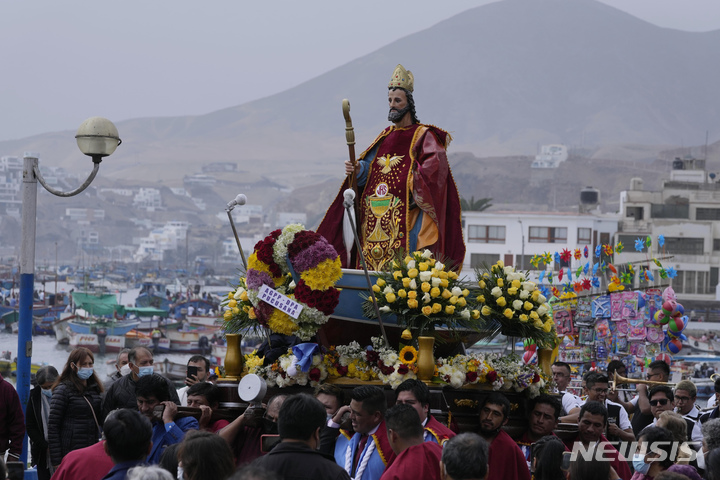 [푸쿠사나=AP/뉴시스] 29일(현지시간) 페루 푸쿠사나에서 천주교 어부 수호성인 '성 베드로'를 기리는 축일 행사가 열려 열성 신자들이 성 베드로 동상을 옮기고 있다. 2022.06.30.