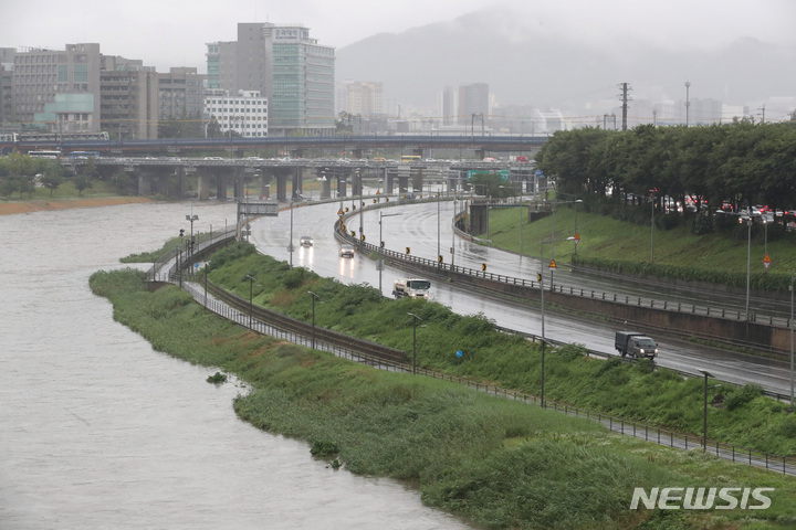 [서울=뉴시스] 김진아 기자 = 호우경보가 내려지면서 출근길 도심 곳곳 도로가 통제되고 있는 30일 오전 서울 성동구 응봉교 인근 동부간선도로가 통제되고 있다. 2022.06.30. bluesoda@newsis.com