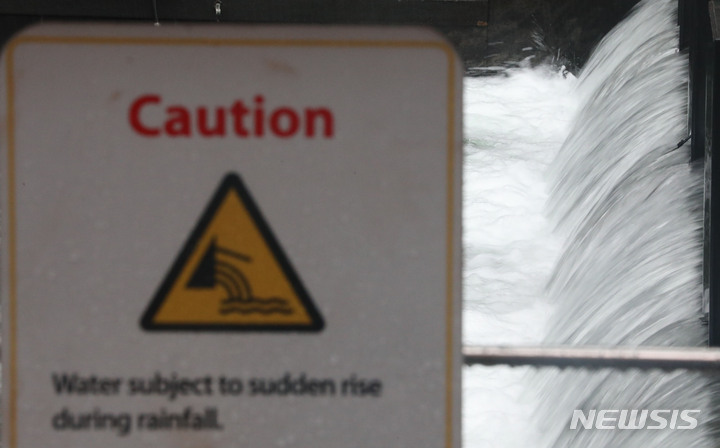 [서울=뉴시스] 권창회 기자 = 서울 전역에 호우경보가 발효된 30일 오전 서울 종로구 청계천 산책로가 폭우로 인해 출입 통제되고 있다. 2022.06.30. kch0523@newsis.com