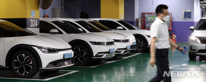 [서울=뉴시스] 김금보 기자 = 환경부가 30일 전기·수소차 의무운행 기간을 최대 5년으로 늘리는 대기환경보전법 시행규칙 개정안을 공포했다. 사진은 이날 오전 서울 중구 한 전기차충전소. 2022.06.30. kgb@newsis.com