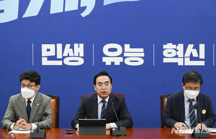[서울=뉴시스] 전진환 기자 = 박홍근 더불어민주당 원내대표가 30일 서울 여의도 국회 원내대표회의실에서 열린 정책조정회의에서 발언을 하고 있다. (공동취재사진) 2022.06.30. photo@newsis.com
