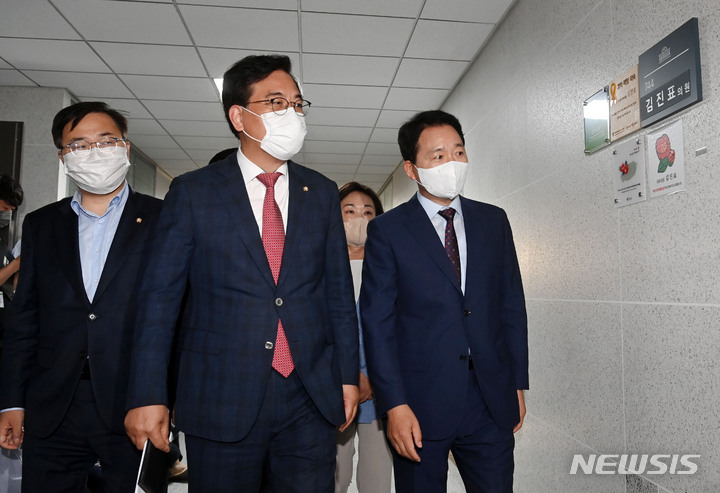 [서울=뉴시스] 최진석 기자 = 국민의힘 성일종(오른쪽) 정책위의장, 송언석(가운데) 원내수석부대표와 원내부대표단이 30일 오전 더불어민주당이 원구성 강행 처리하려는 것과 관련해 서울 여의도 국회 의원회관의 김진표 더불어민주당 국회의장 후보자 사무실로 항의방문하고 있다. (공동취재사진) 2022.06.30. photo@newsis.com