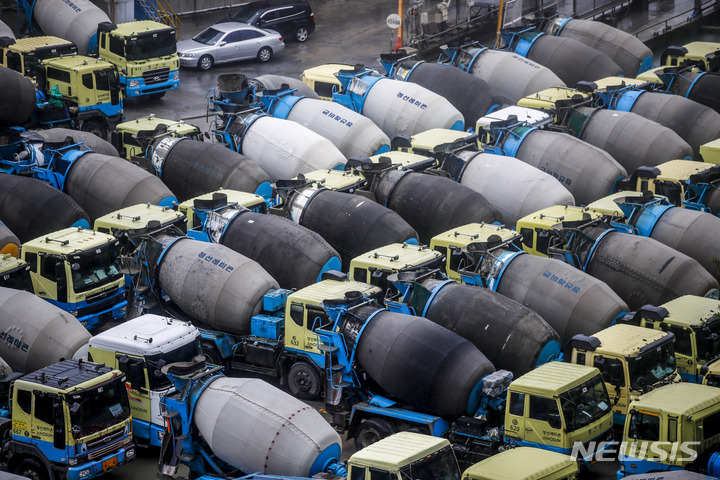 [안양=뉴시스] 정병혁 기자 = 경기 안양시에 위치한 한 레미콘 공장에 차량들이 주차되어 있다. 2022.06.30. jhope@newsis.com