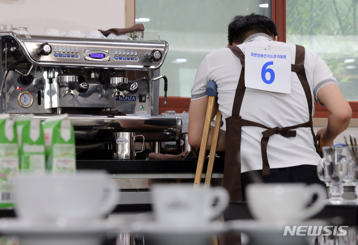 [부산=뉴시스] 하경민 기자 = 장애인들의 기술 경연 한마당인 '2022년 부산장애인 기능경기대회'가 열린 30일 부산 사하구 동주대학교에서 바리스타 부문 출전자들이 실력을 뽐내고 있다. 2022.06.30. yulnetphoto@newsis.com