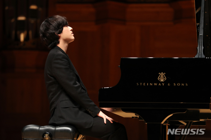 [서울=뉴시스] 박진희 기자 = 피아니스트 임윤찬이 30일 서울 서초구 한예종 서초동캠퍼스 이강숙홀에서 기자간담회에 앞서 연주를 하고 있다. 임윤찬은 지난 18일 미국 반 클라이번 국제 피아노 콩쿠르에서 역사상 최연소로 우승했다. 2022.07.26. pak7130@newsis.com