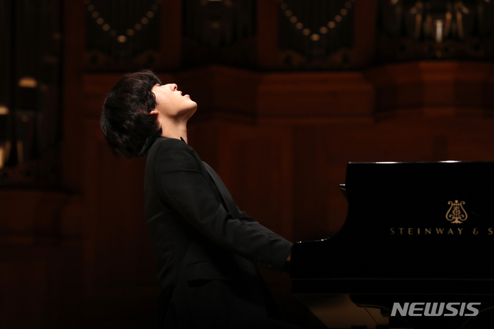 [서울=뉴시스] 박진희 기자 = 피아니스트 임윤찬이 30일 서울 서초구 한예종 서초동캠퍼스 이강숙홀에서 기자간담회에 앞서 연주를 하고 있다. 임윤찬은 지난 18일 미국 반 클라이번 국제 피아노 콩쿠르에서 역사상 최연소로 우승했다. 2022.06.30. pak7130@newsis.com