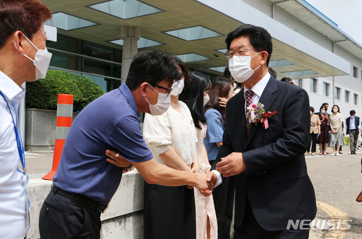 [나주=뉴시스] 30일 이임식을 마친 강인규 전남 나주시장이 청사 출입로에서 직원들의 배웅 인사를 받고 있다. (사진=나주시 제공) 2022.06.30. photo@newsis.com