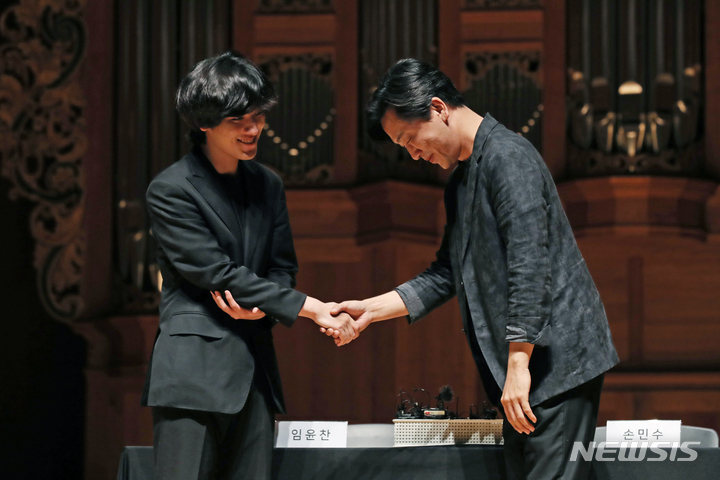 [서울=뉴시스] 박진희 기자 = 피아니스트 임윤찬의 스승 손민수 교수가 30일 서울 서초구 한예종 서초동캠퍼스 이강숙홀에서 열린 기자간담회에 앞서 임윤찬에게 고개 숙여 축하 인사를 하고 있다. 임윤찬은 지난 18일 미국 반 클라이번 국제 피아노 콩쿠르에서 역사상 최연소로 우승했다. 2022.06.30. pak7130@newsis.com