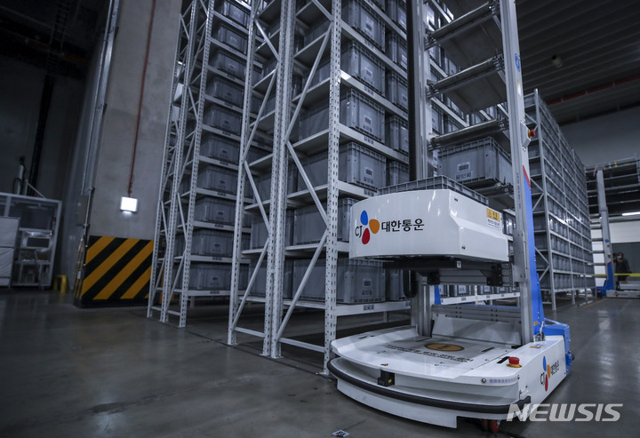 [화성=뉴시스] 정병혁 기자 = 30일 오후 경기 화성시 CJ대한통운 로지스파크에서 열린 모빌리티 혁신위원회 킥오프 회의에서 AGV가 고층랙에서 상품을 자동으로 피킹하여 작업자 스테이션까지 이송하는 시스템인 셔틀AGV 기판 파킹 시스템이 공개되고 있다. 2022.06.30. jhope@newsis.com