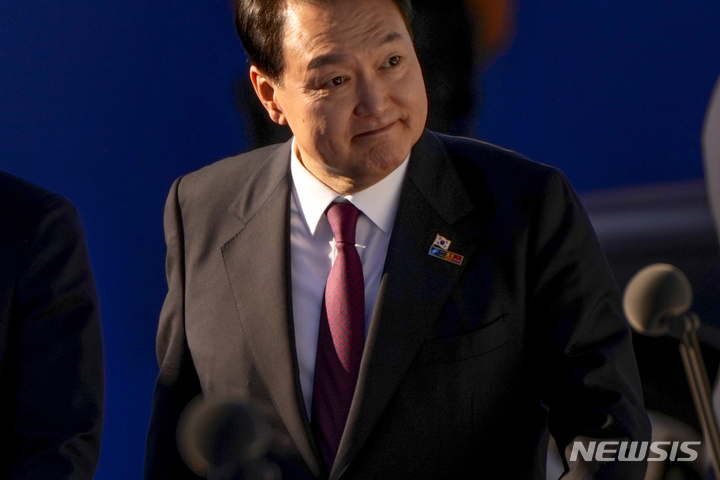 [마드리드=AP/뉴시스] 윤석열 대통령이 30일(현지시간) 북대서양조약기구(NATO·나토) 정상회의가 열리는 스페인 마드리드의 이페마(IFEMA) 컨벤션센터로 들어서고 있다. 2022.06.30.