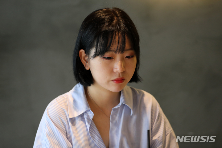 [서울=뉴시스] 박진희 기자 = 소설 '노랜드' 작가 천선란이 지난달 30일 서울 강남구 한 카페에서 뉴시스와 인터뷰 하고 있다. 2022.07.02. pak7130@newsis.com