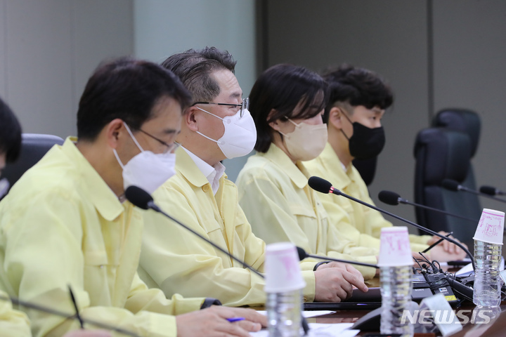 [서울=뉴시스] 권창회 기자 = 박일준 산업통상자원부 2차관이 30일 오후 서울 서초구 한전아트센터에서 여름철 전력수급 대비 현장점검의 일환으로 간담회를 하고 있다. 2022.06.30. kch0523@newsis.com