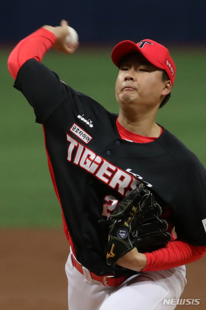 [서울=뉴시스] 조성우 기자 = 29일 오후 서울 구로구 고척스카이돔에서 열린 2022 KBO리그 KIA 타이거즈 대 키움 히어로즈의 경기, KIA 선발 학승혁이 역투하고 있다. 2022.06.30. xconfind@newsis.com
