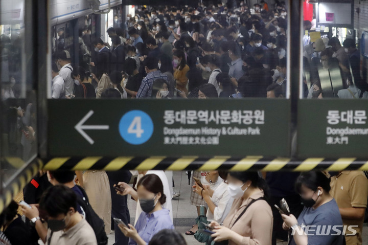 [서울=뉴시스] 최동준 기자 = 전국장애인차별철폐연대가 서울 지하철 4호선 구간에서 장애인 권리 예산 보장 등을 요구하는 지하철 승하차 시위를 재개했다. 4호선 충무로역이 상하행선 운행 차질로 퇴근길 혼잡한 모습을 보이고 있다. 2022.06.30. photocdj@newsis.com