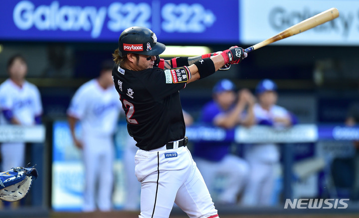 [대구=뉴시스] 이무열 기자 = 30일 오후 대구 수성구 삼성라이온즈파크에서 열린 ‘2022 신한은행 SOL KBO리그’ KT 위즈와 삼성 라이온즈의 경기, 3회초 무사 1루 상황에서 KT 박병호가 투런 홈런을 때리고 있다. 2022.06.30. lmy@newsis.com