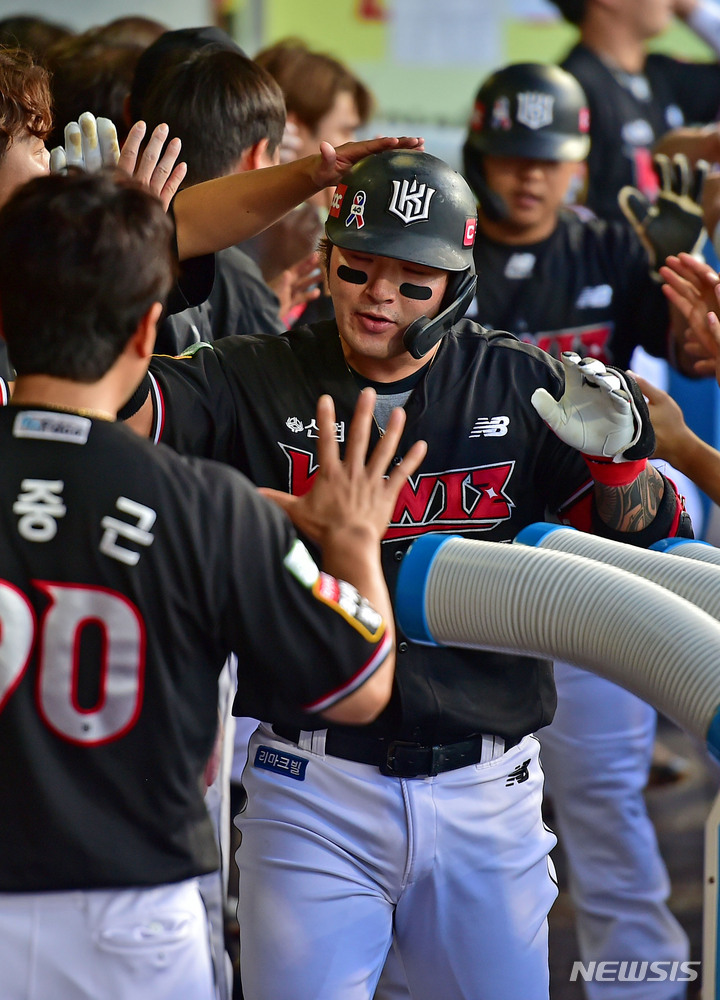 [대구=뉴시스] 이무열 기자 = 30일 오후 대구 수성구 삼성라이온즈파크에서 열린 ‘2022 신한은행 SOL KBO리그’ KT 위즈와 삼성 라이온즈의 경기, 3회초 무사 1루 상황에서 KT 박병호가 투런 홈런을 때린 뒤 덕아웃에 들어서며 동료들과 기뻐하고 있다. 2022.06.30. lmy@newsis.com