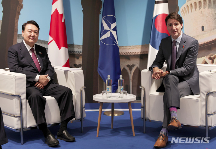 [마드리드=뉴시스] 전신 기자 = 윤석열 대통령이 지난 6월30일(현지시간) 스페인 마드리드 이페마(IFEMA)에서 쥐스탱 트뤼도 캐나다 총리와 한-캐나다 정상회담을 하고 있다. (사진=대통령실 제공) 2022.06.30. photo@newsis.com