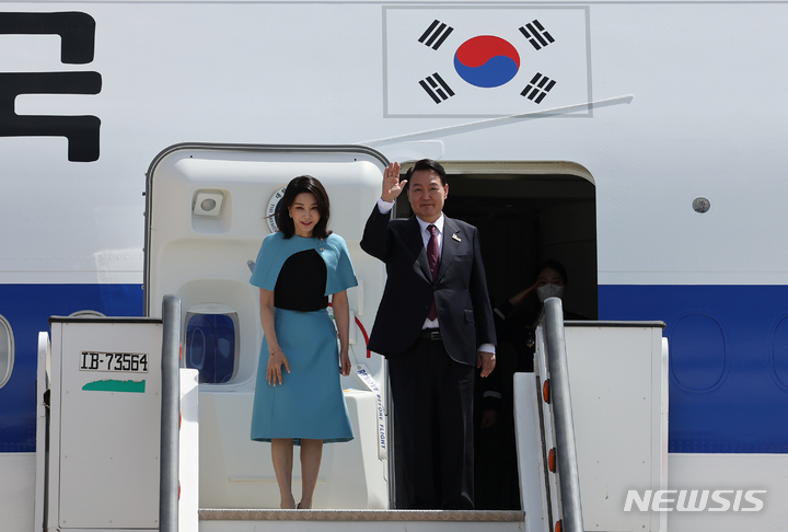 [마드리드=뉴시스] 전신 기자 = 첫 해외 순방 일정을 마친 윤석열 대통령과 부인 김건희 여사가 30일(현지시간) 마드리드 바라하스 국제공항에서 공군 1호기 탑승 전 손을 흔들어 인사하고 있다. (대통령실통신사진기자단) 2022.06.30. photo1006@newsis.com
