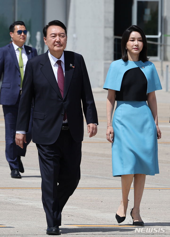 [마드리드=뉴시스] 전신 기자 = 첫 해외 순방 일정을 마친 윤석열 대통령과 부인 김건희 여사가 30일(현지시간) 마드리드 바라하스 국제공항에서 공군 1호기로 향하고 있다. (대통령실통신사진기자단) 2022.06.30. photo1006@newsis.com