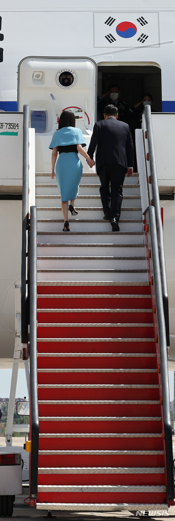 [마드리드=뉴시스] 전신 기자 = 첫 해외 순방 일정을 마친 윤석열 대통령과 부인 김건희 여사가 30일(현지시간) 마드리드 바라하스 국제공항에서 공군 1호기에 탑승하고 있다. (대통령실통신사진기자단) 2022.06.30. photo1006@newsis.com