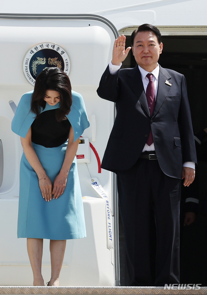 [마드리드=뉴시스] 전신 기자 = 첫 해외 순방 일정을 마친 윤석열 대통령과 부인 김건희 여사가 30일(현지시간) 마드리드 바라하스 국제공항에서 공군 1호기 탑승 전 손을 흔들어 인사하고 있다. (대통령실통신사진기자단) 2022.06.30. photo1006@newsis.com